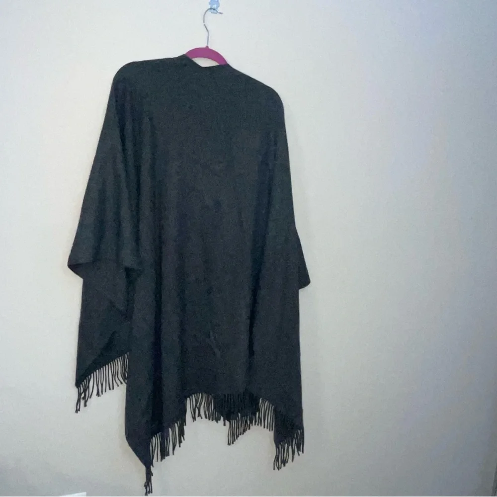 V. FRAAS Cape / Shawl Boho Gray Long Warm & Fringed